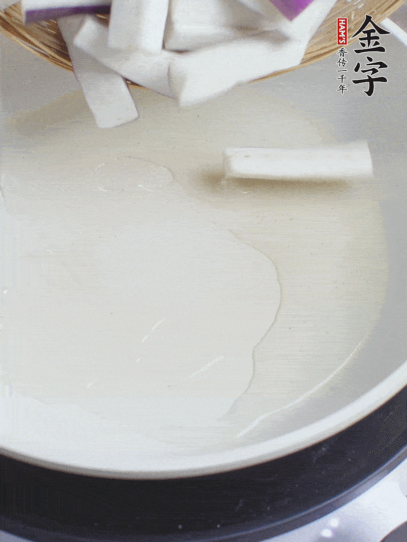 杭茄洗凈去蒂，縱向剖成4份，切成長10cm左右的段。白洋蔥切絲?？谀⑾磧羧サ舯?。紅椒切菱形片。