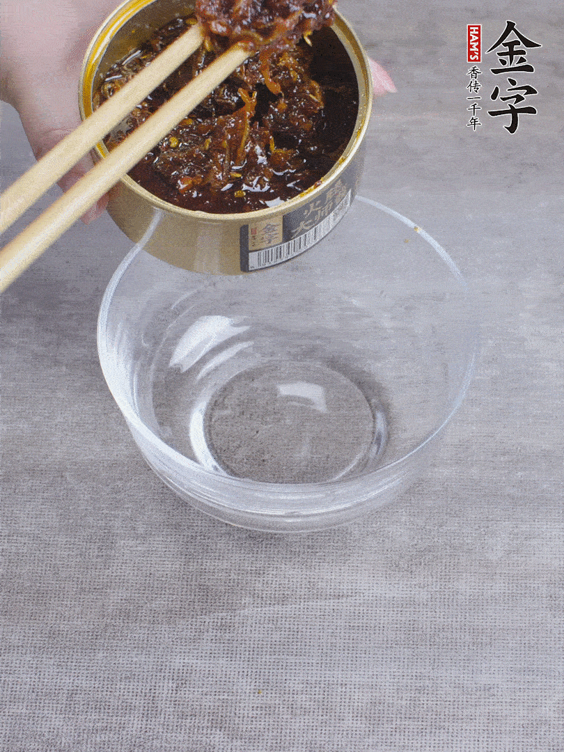 金字火腿大師醬2勺、醬油1勺、白砂糖1/2勺調(diào)勻。