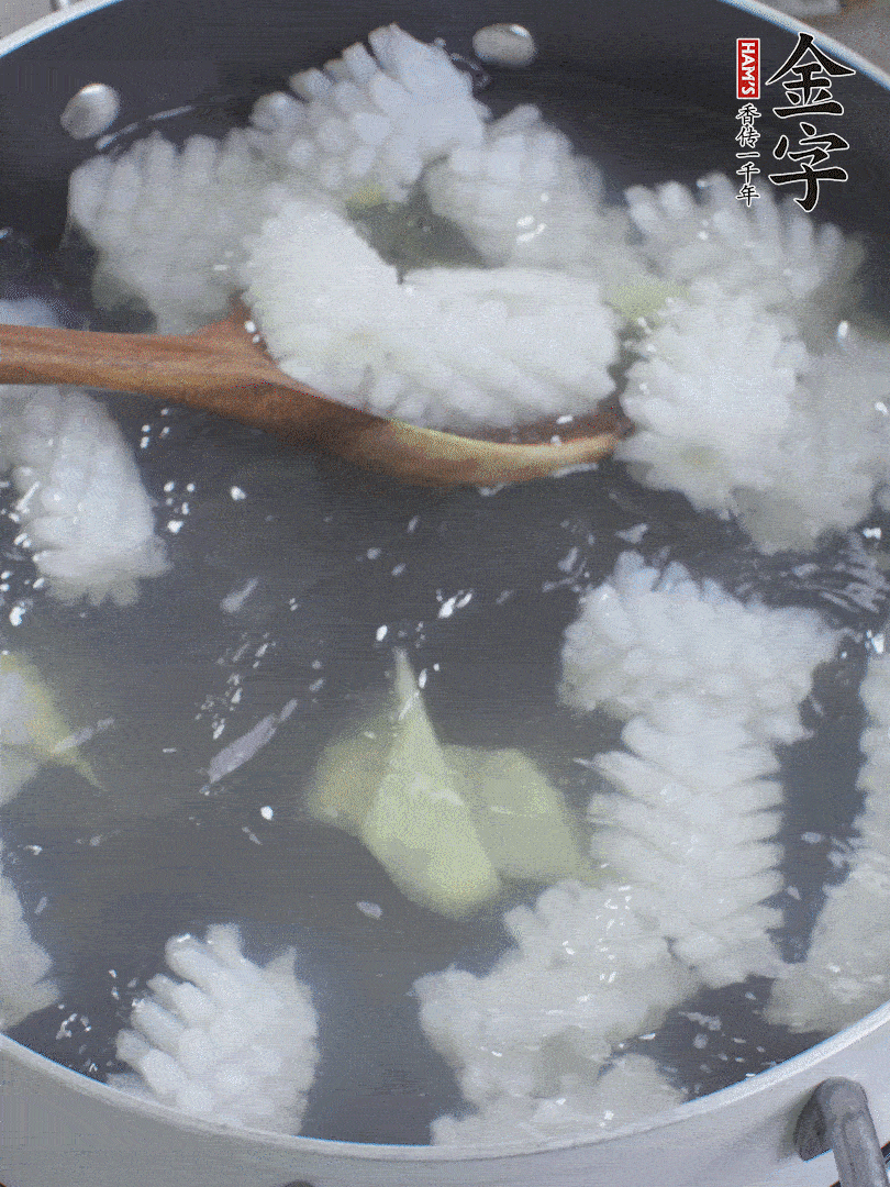 魷魚解凍后，加姜片、料酒汆燙30秒。
