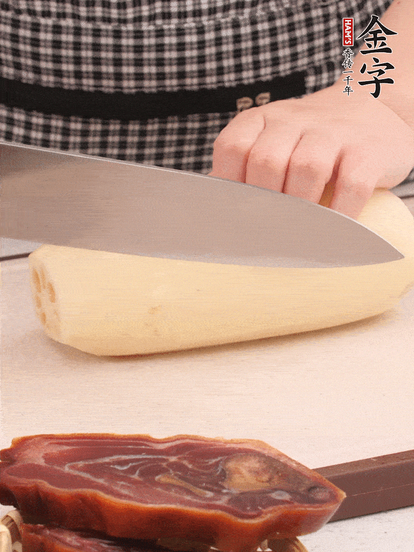 蓮藕削皮切塊。