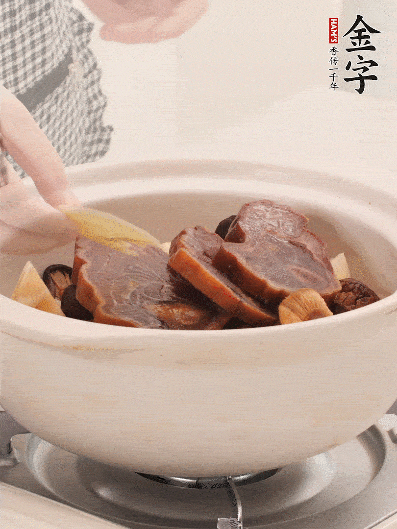 火腿、蓮藕、香菇放入砂鍋，加2片姜片，加水沒(méi)過(guò)1指。