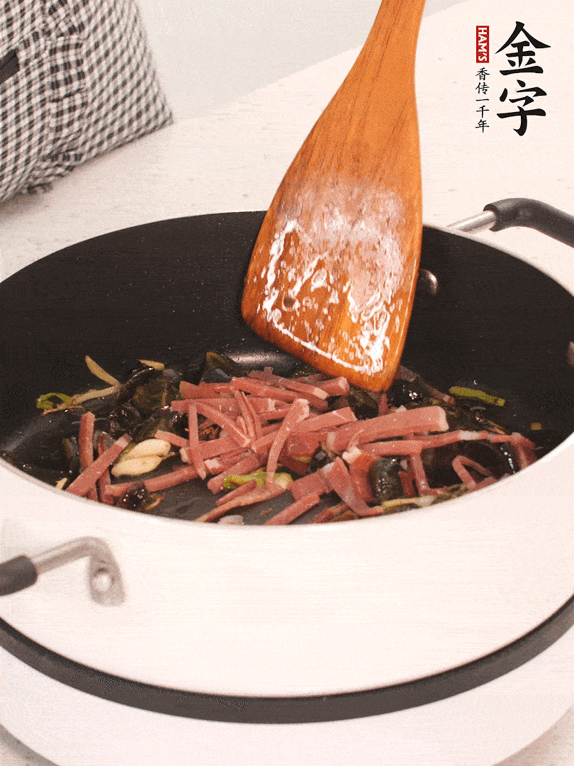加入火腿煸炒一會(huì)，倒入開水燉煮15分鐘。