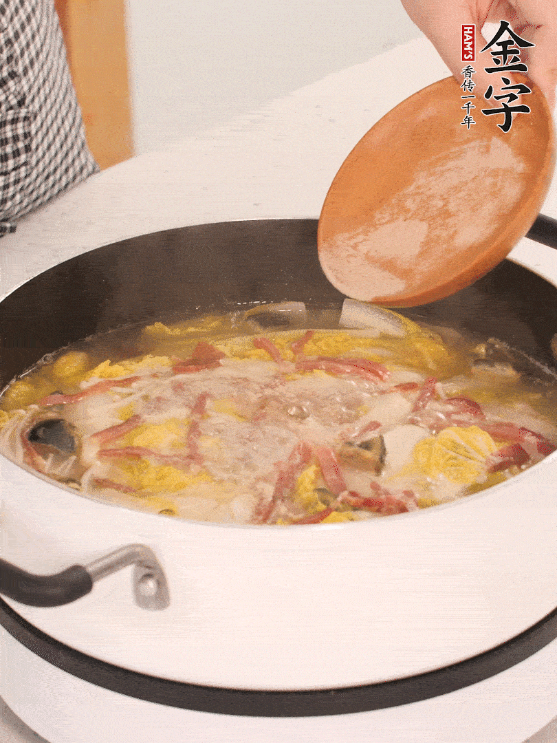 加適量的白胡椒調(diào)味。