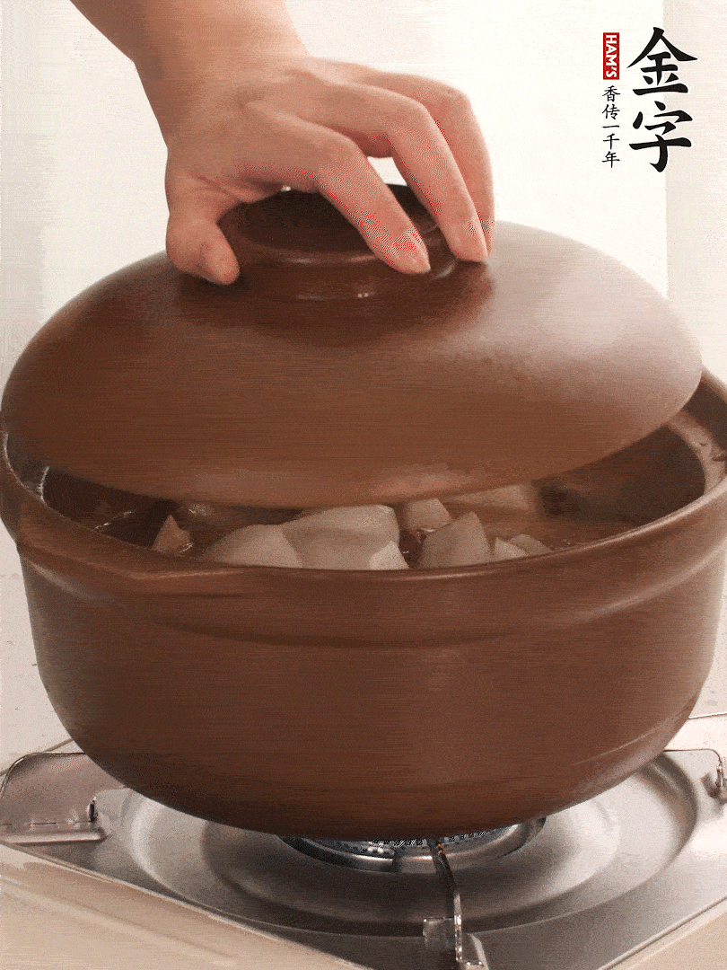 倒沒過食材的熱水，大火燒開。蓋上蓋子轉(zhuǎn)中小火，燉15-20分鐘。等蘿卜煮到喜歡的軟爛度就可以關(guān)火。