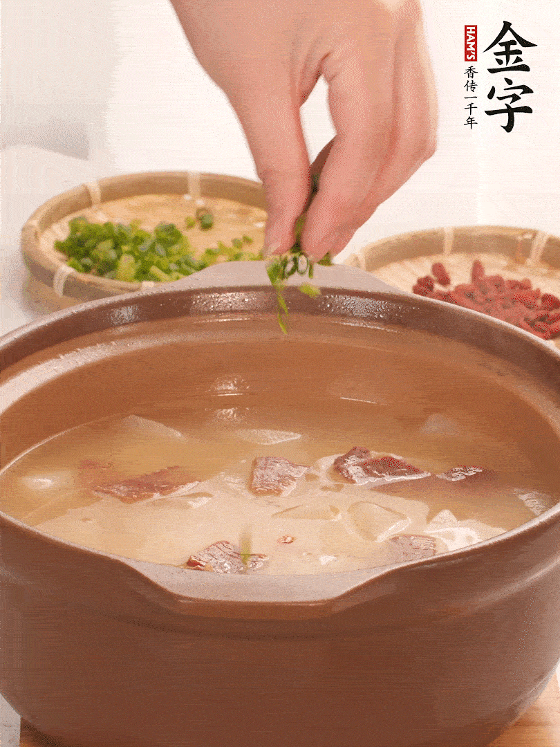 最后點(diǎn)綴點(diǎn)小蔥花、枸杞，增色提味。