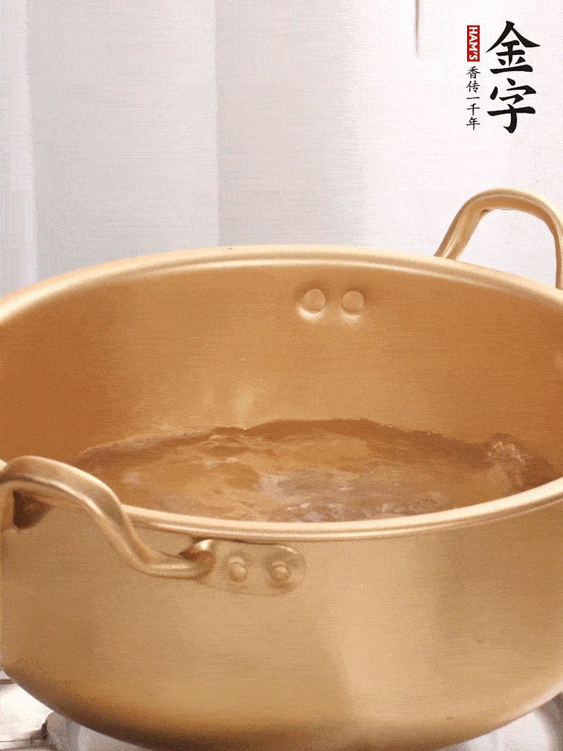 排骨加姜片、料酒，冷水下鍋焯水，撇去浮沫。