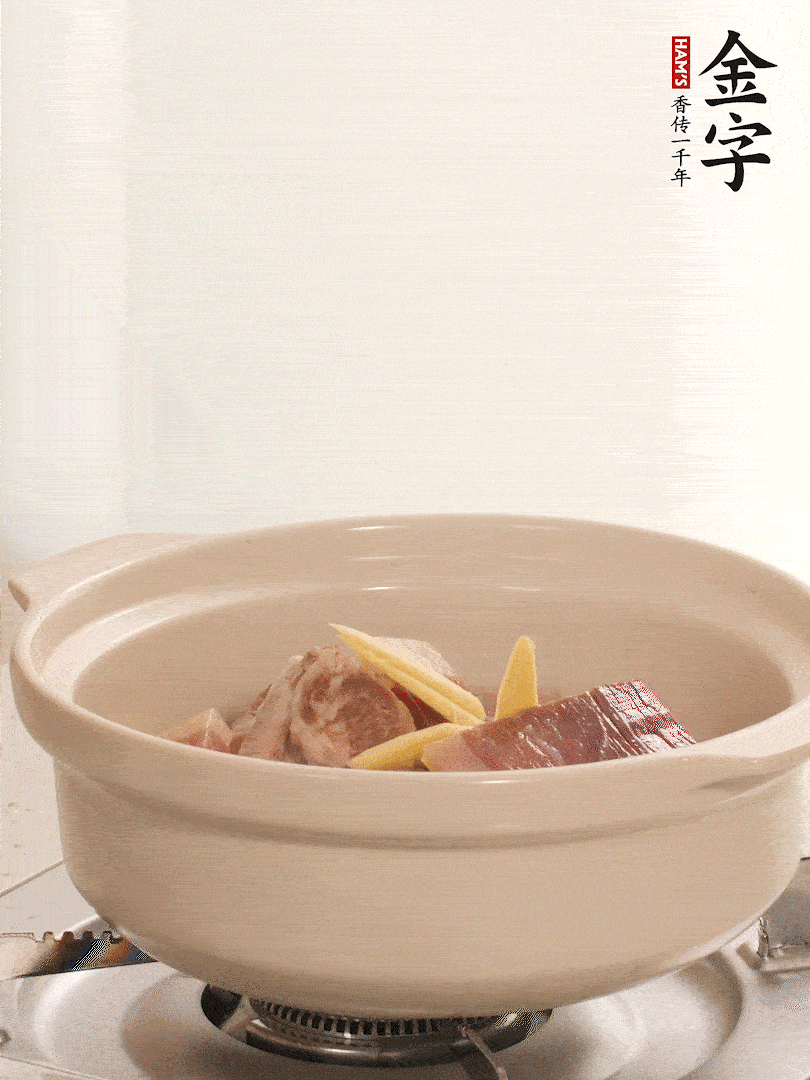 湯鍋放入排骨、火腿、姜，加適量水。煮開后轉(zhuǎn)小火燉40分鐘。
