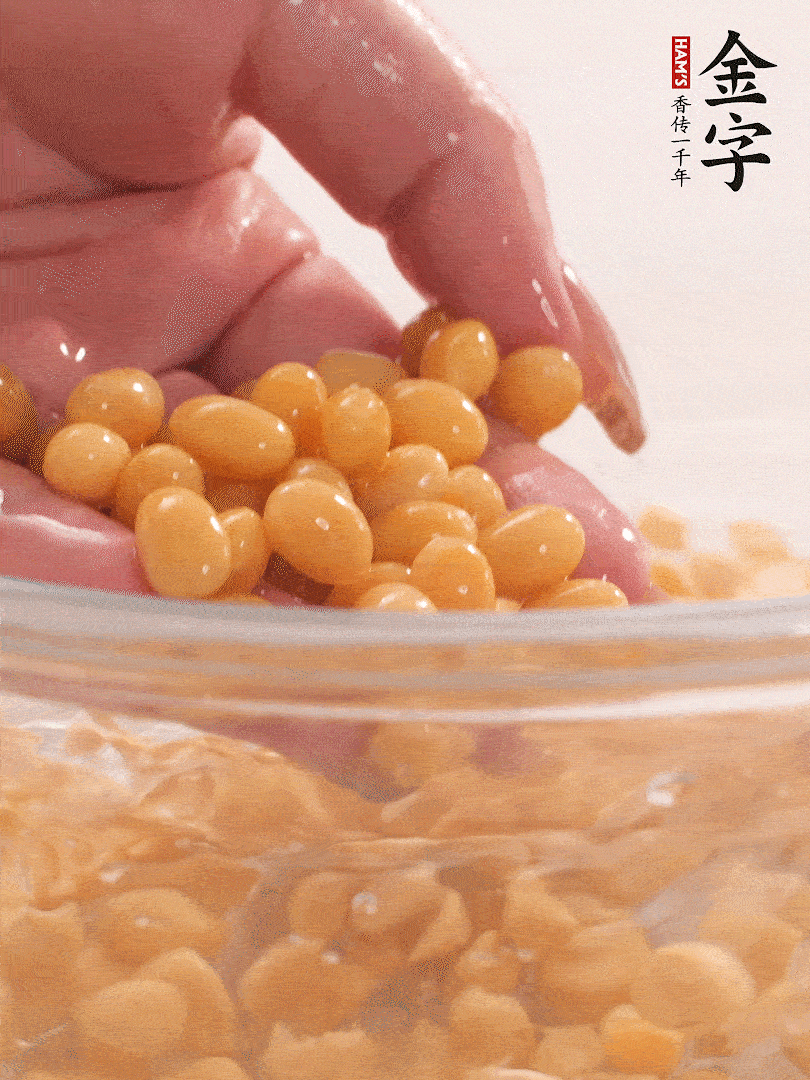 黃豆浸泡2小時，充分泡發(fā)，挑出干癟的不要。