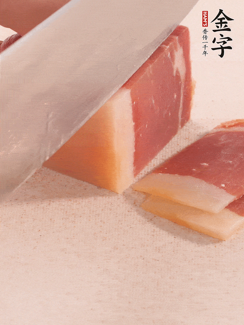 金字火腿切片，溫水浸泡5分鐘。