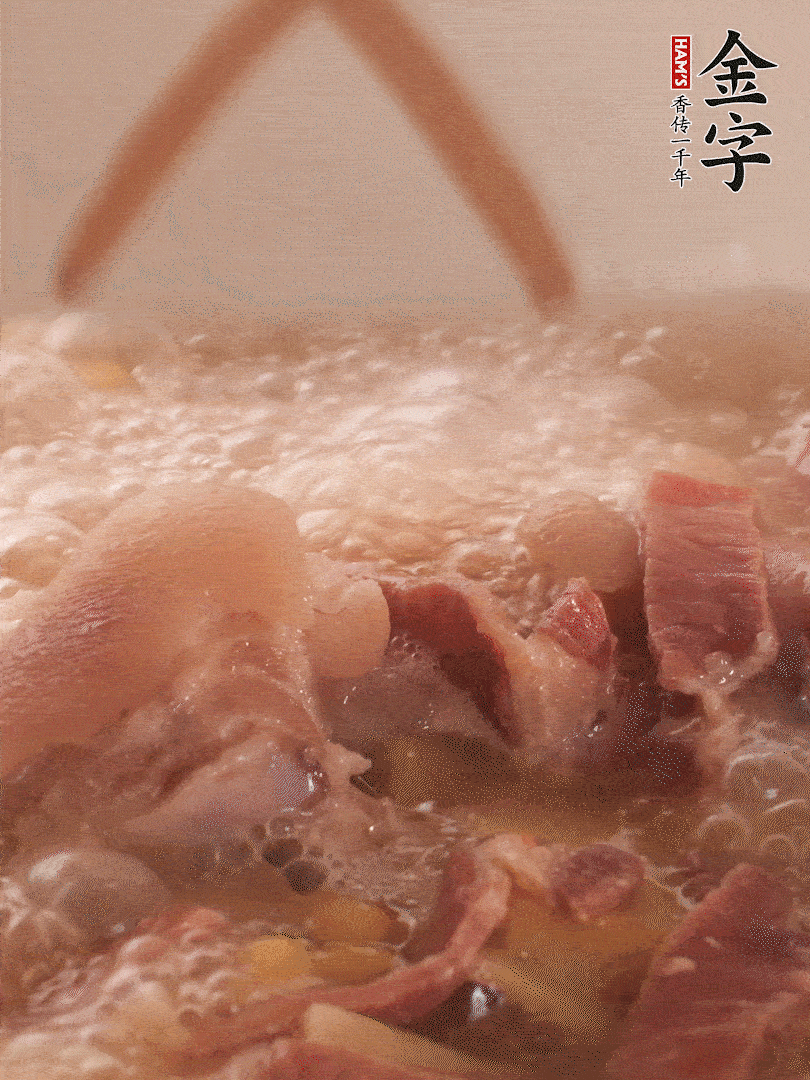 大火將水煮開后，蓋上鍋蓋，轉(zhuǎn)小火慢燉1個半小時。