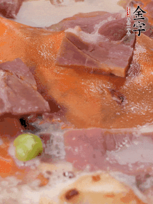 放適量料酒、清水煮到沸騰，再下蟹塊燜煮8分鐘。