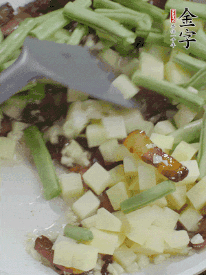 下蒜末、豆角、土豆塊翻炒。