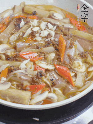 撒蒜末、香菜末。