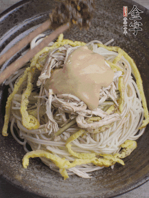 生抽1勺、醋1勺、芝麻醬1勺、金字火腿大師醬1勺。