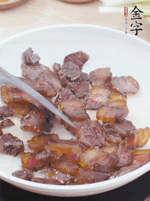 熱鍋少油，醬油肉煸出油脂，盛出。