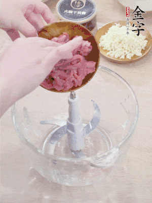 江南野筍干浸泡至軟；豬五花肉切薄片；腐皮改刀切成長(zhǎng)方形。