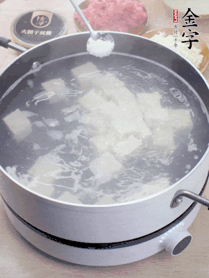 豆腐切成大小均勻正方體，鍋內(nèi)放水，加一點(diǎn)鹽焯水10秒。