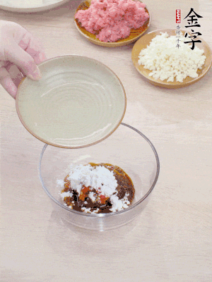 調(diào)料汁：金字火腿干貝醬2勺、剁椒1/2勺、生抽1/2勺、淀粉2勺、清水半碗。