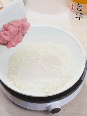 鍋內(nèi)熱油，蒜泥、牛肉泥炒至酥香。