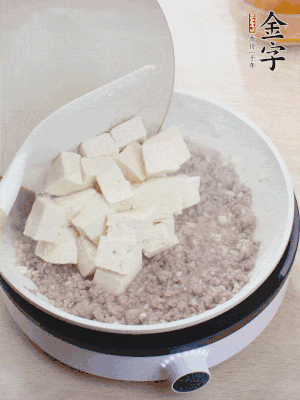 放豆腐翻拌均勻，倒料汁燜煮。