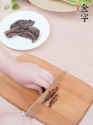 金字醬油肉下鍋煮10分鐘，切薄片。