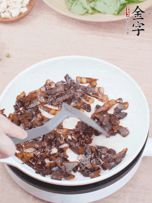 起鍋熱油，煸香醬油肉，撥拉到一邊。