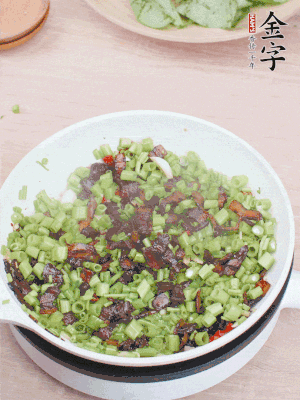1勺生抽、1勺蠔油、1點(diǎn)點(diǎn)白糖調(diào)味。