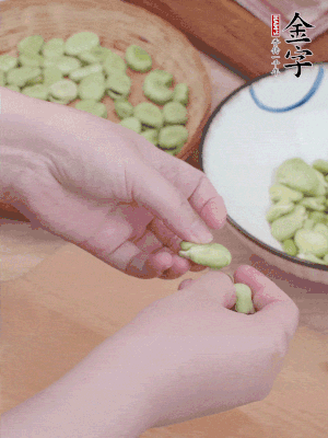 蠶豆剝殼，去掉豆衣，切碎。