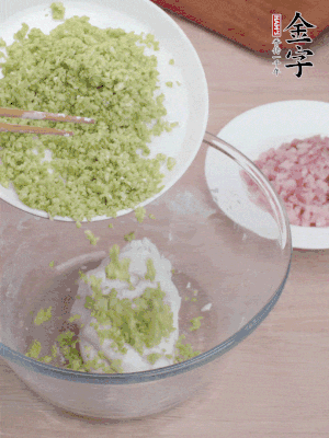 糯米粉邊揉邊加水，成團(tuán)后揉進(jìn)蠶豆、咸肉。