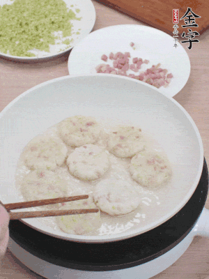 鍋中涼油，慢煎至兩面有脆殼。（油可以多一點(diǎn)）