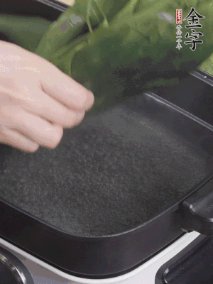 粽葉入沸水煮1分鐘，翻面再煮1分鐘，清洗干凈加水浸泡。
