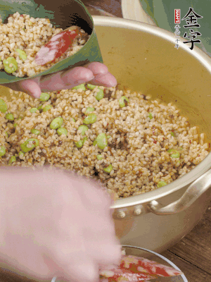 兩片粽葉1/2處葉尾相疊，中間卷成圓錐后裝入餡料。