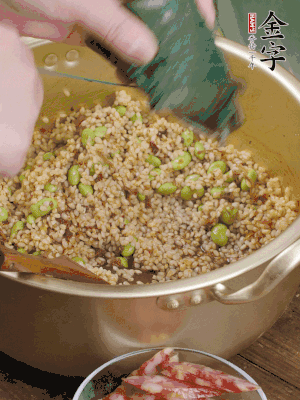 再附一張粽子，一齊向后折疊，線繩捆綁。