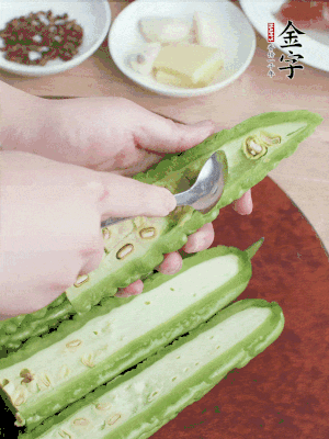 苦瓜去籽切薄片，一點(diǎn)鹽拌勻，10分鐘后沖洗控干。香蔥切蔥花、姜切末、蒜拍碎、干辣椒切圈。