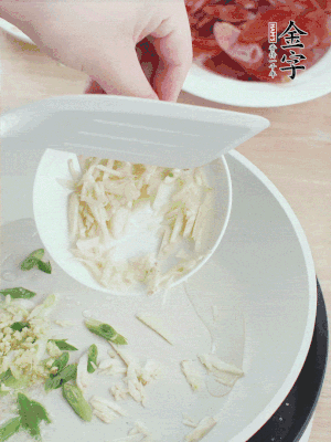 油4成熱，下蔥姜蒜、干辣椒、花椒煸出香味。