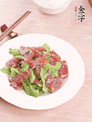 一小撮糖調(diào)味。