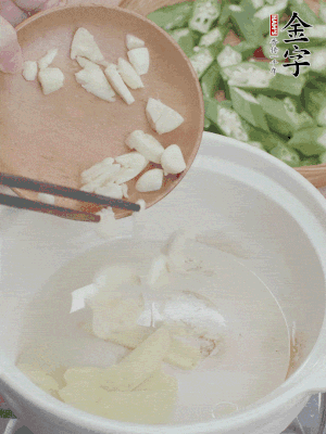 砂煲熱油，姜蒜、辣椒煸香。
