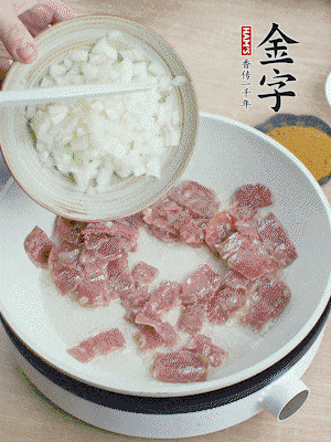 依次下洋蔥、紅菜椒、豌豆粒、玉米粒翻炒均勻。