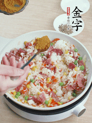 1勺咖喱粉、1/2勺鹽，少許黑胡椒碎炒均。