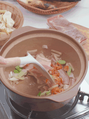 砂鍋中倒入油，放入姜片、蔥段、咸肉、海米炒出香味。