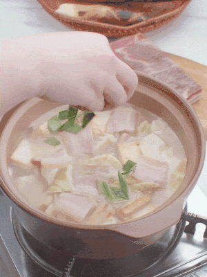 一小撮鹽、糖、雞精調(diào)味，最后撒點蒜葉點綴。