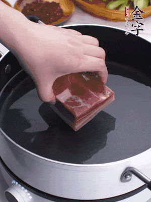 金字淡咸肉冷水入鍋煮15分鐘。