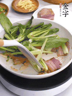 下小青菜翻炒，菜梆子變軟時，撒一點鹽、雞精調(diào)味。