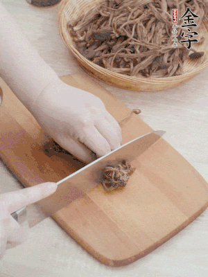 干茶樹菇浸泡過夜，去老根焯水，擠干水份。