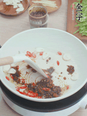 熱鍋涼油，姜蒜、辣椒、金字火腿xo醬炒香。