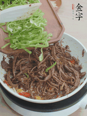 水分煸干，下青椒絲快炒1分鐘。