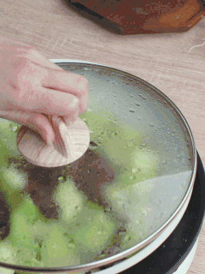 西葫蘆略出水時(shí)，加一小撮鹽調(diào)味。