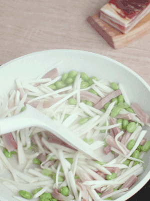 下茭白絲、青豆翻炒。