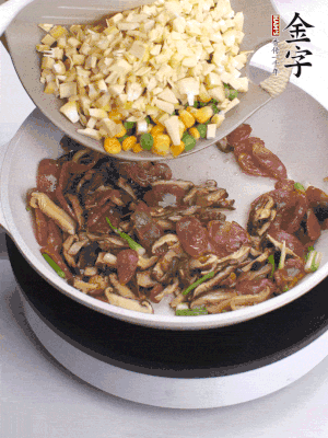 鍋里熱油，爆香蔥白，下香腸片炒至微微出油，加時(shí)蔬粒、香菇粒、春筍粒翻炒均勻。