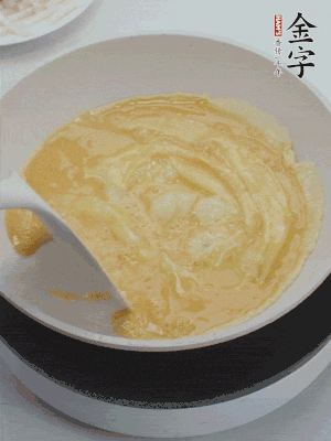2個雞蛋炒散。